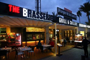 Ulkoterassilla sijaitseva ravintola nimeltä ”The Brassiere”, jossa on grilli ja rentoutumisalue, vastaanottopiste ja pihvi- sekä pizzaruokalista.