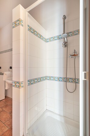 Ducha, secador de pelo, bidet, toallas