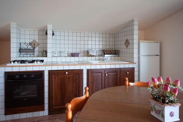 Frigorifero, forno, piano cottura, pentole/stoviglie/utensili