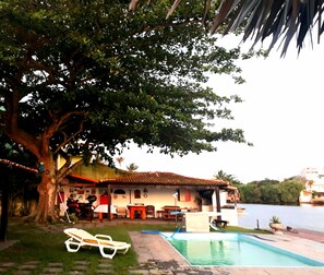 Alberca al aire libre y camastros 