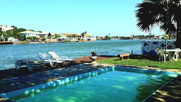 Piscina externa, espreguiçadeiras