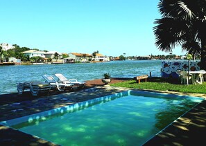 Außenpool, Liegestühle