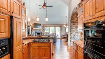 Refrigerador, microondas, horno, placa de cocina