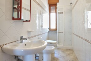 Doccia, asciugacapelli, bidet, asciugamani