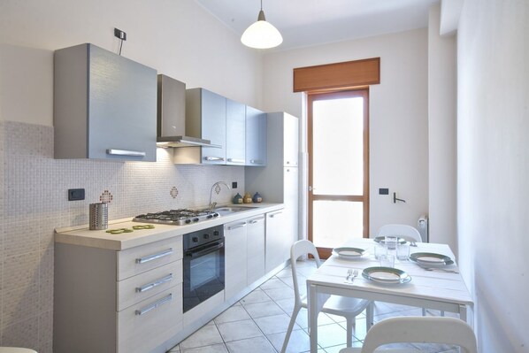 Frigorifero, forno, piano cottura, lavastoviglie