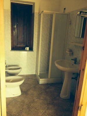 Een douche, gratis toiletartikelen, handdoeken