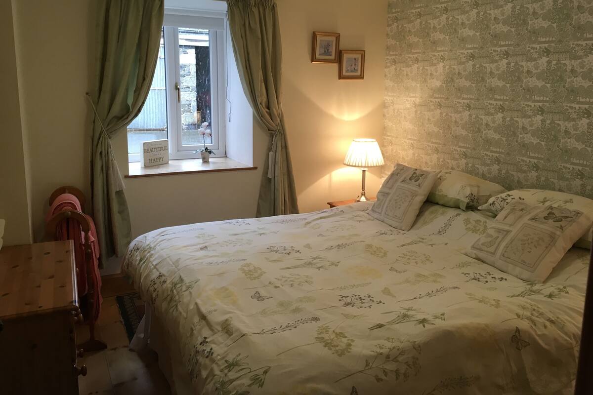 Cosy Neuk Self Catering Cottage | 1 bedroom, blackout curtains, iron/ironing board, free WiFi
