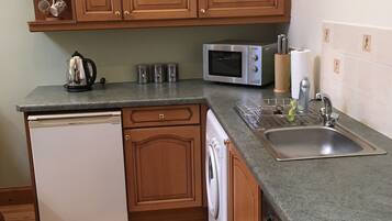 Ploughman's Rest Self Catering Cottage | Private kitchen | Electric kettle