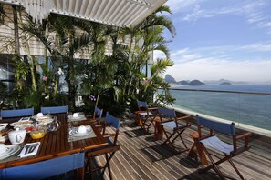 Outdoor dining - Spacious 5 suites penthouse with pool in Rio de Janeiro (Copacabana)