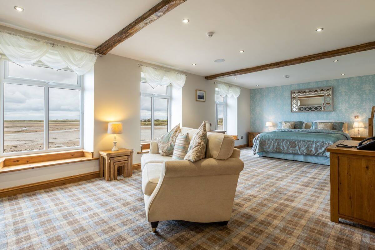 Executive Suite | Living area | Flat-screen TV