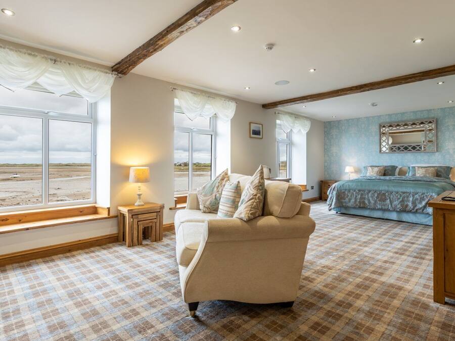 Executive Suite | Living area | Flat-screen TV