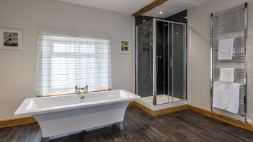 Executive-Suite | Badezimmer | Kostenlose Toilettenartikel, Haartrockner, Handtücher, Seife