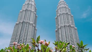 As Torres Petronas com um céu azul claro ao fundo.