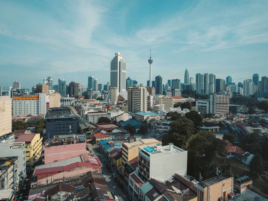 Un paisaje urbano con una torre destacada y una estructura alta que recuerda a una aguja espacial.