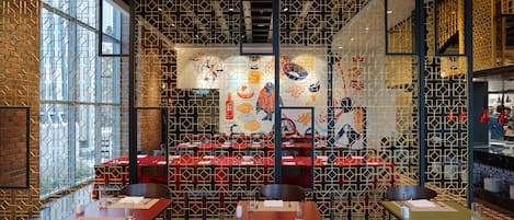 2 restaurantes; se sirven desayunos y cocina local e internacional