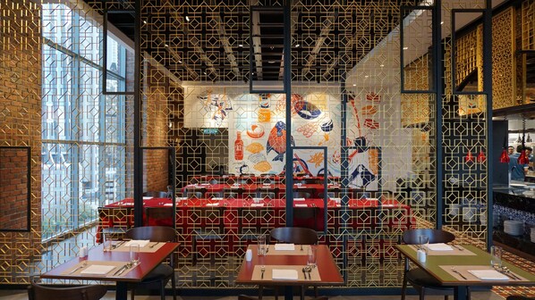 2 ห้องอาหาร, บริการอาหารเช้า อาหารกลางวัน, อาหารท้องถิ่นและนานาชาติ