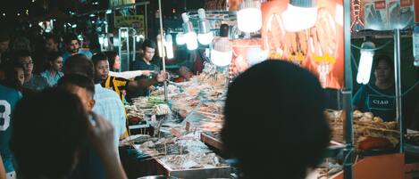 Een bruisende straatmarkt met diverse kraampjes en mensen.