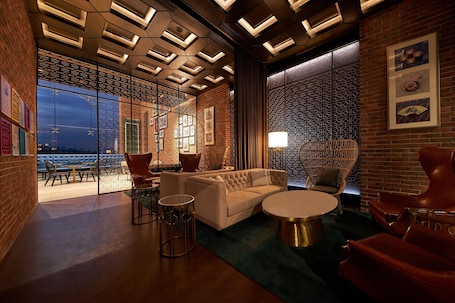 2 restaurantes, se sirve desayuno, cocina local e internacional