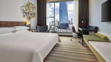 Peti besi dalam bilik, meja, ruang kerja komputer riba