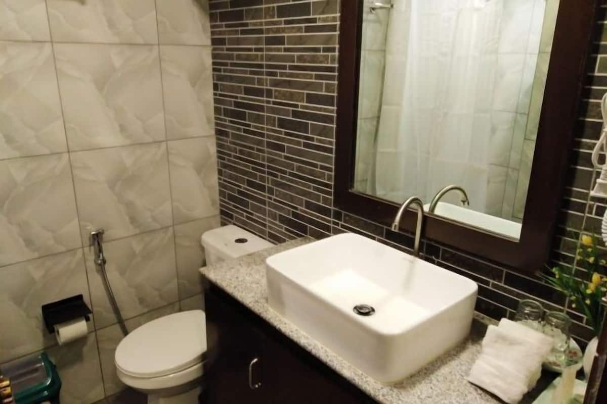 Bathroom | Shower, rainfall showerhead, free toiletries, hair dryer