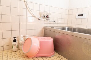 Traditional-Apartment | Badezimmer | Badewanne und Dusche (separat), Haartrockner, Hausschuhe, Handtücher