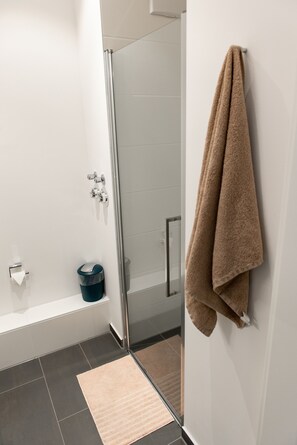 Studio | Dusche im Bad