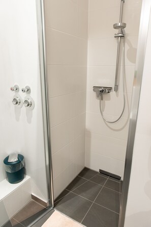 開放式客房 | 浴室 | 淋浴設備、淋浴花灑、吹風機、浴室地暖系統