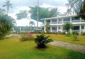 สนามรอบบริเวณ