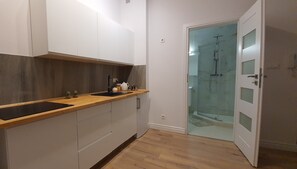 Kühlschrank, Herdplatte, Wasserkocher, Toaster