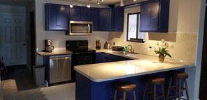 Réfrigérateur, four à micro-ondes, un four, surface de cuisson