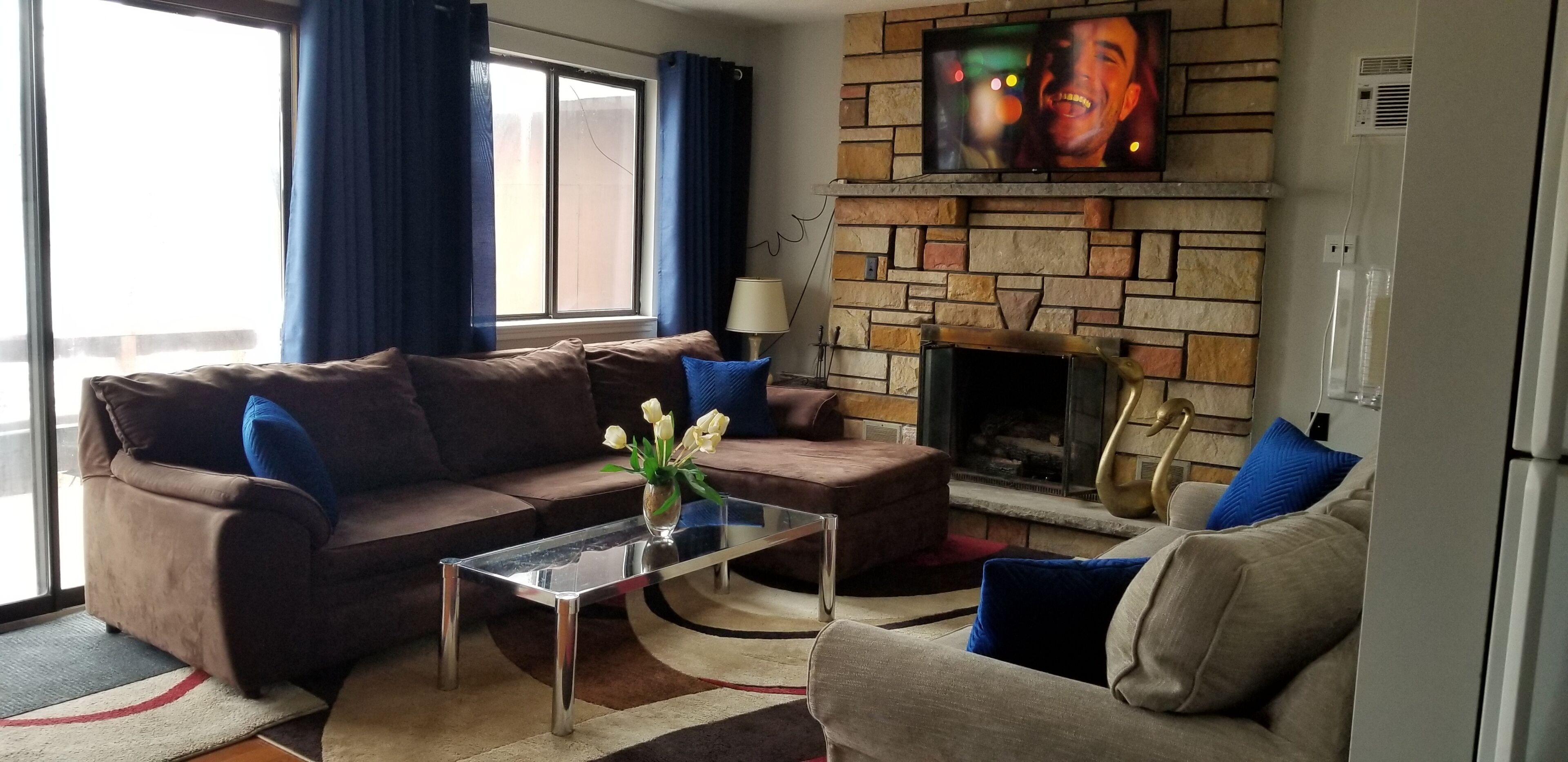 Smart TV y chimenea 