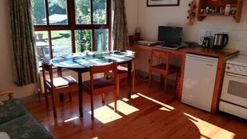 Apartment | 2 bedrooms, iron/ironing board, free WiFi, bed sheets