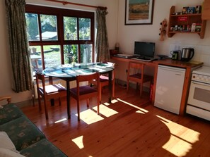 2 bedrooms, iron/ironing board, free WiFi, bed sheets - Lovely Sea View Apartment in Rineen - 4 Guests (Leap)