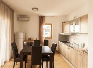 Appartement Deluxe, 2 chambres, vue mer | Cuisine privée | Réfrigérateur, micro-ondes, four, plaque de cuisson
