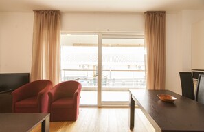 Economy appartement, 2 slaapkamers, terras | Woonruimte | Een 32-inch flatscreentelevisie met digitale zenders en een televisie