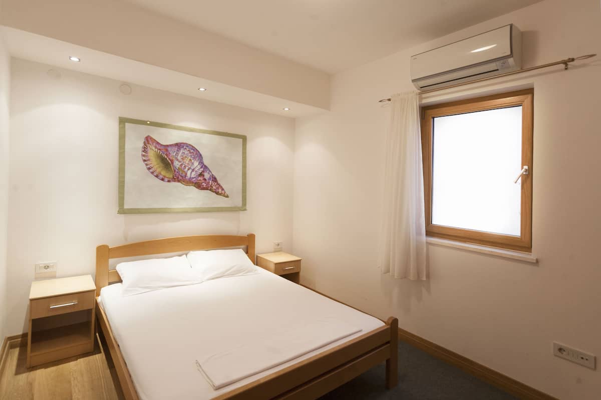 Economy-Apartment, 2 Schlafzimmer, Terrasse | 1 Schlafzimmer, Allergikerbettwaren, individuell dekoriert