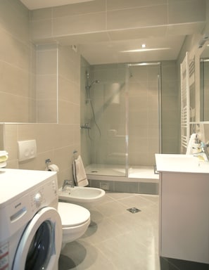 Economy-Apartment, 2Â Schlafzimmer, Terrasse | Badezimmer | Whirlpool, Regendusche, Haartrockner, Bidet