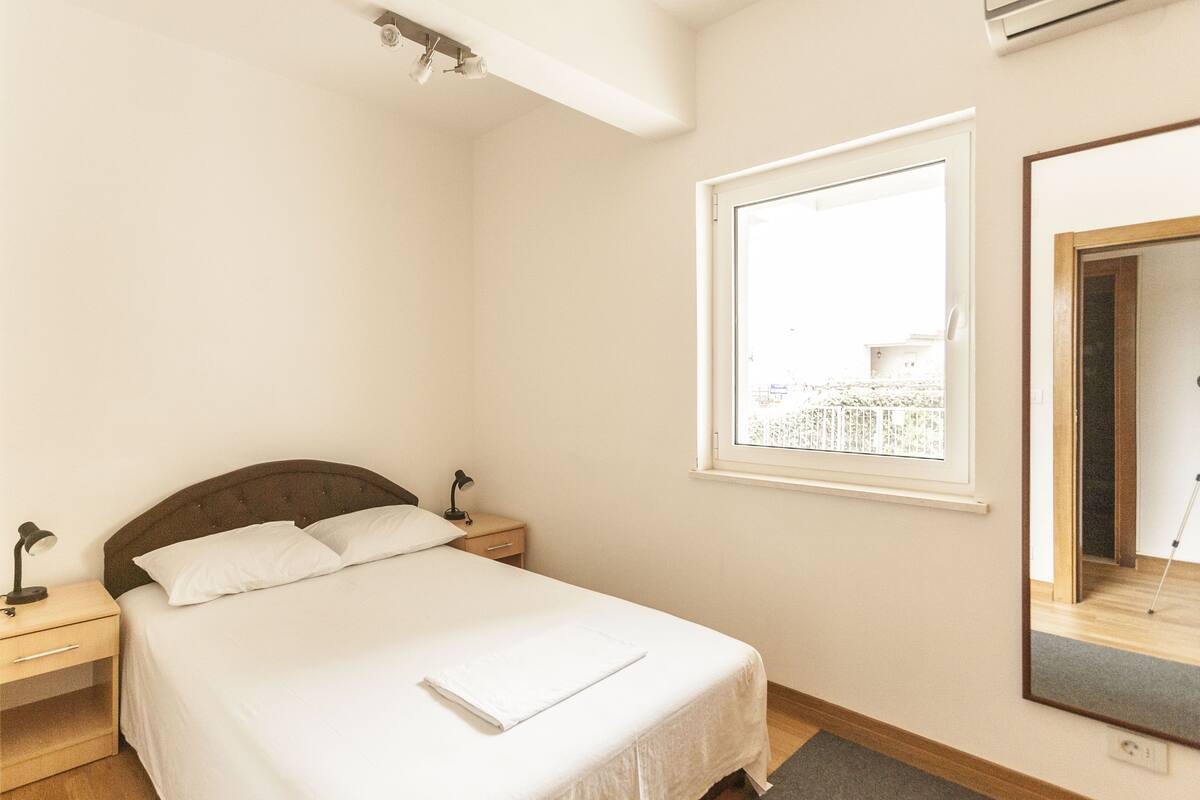 Classic-Apartment, 1 Schlafzimmer, Terrasse | 1 Schlafzimmer, Allergikerbettwaren, individuell dekoriert