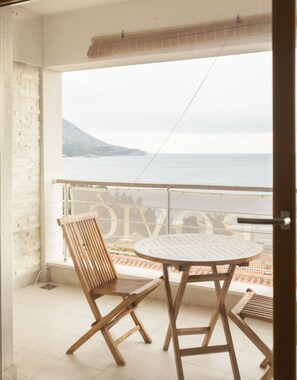 Apartamento Deluxe, 2 habitaciones, vistas al mar | Terraza o patio