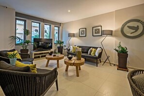 Lobby sitting area - Icarus Suite Apartments (Rethymno)