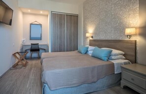 Blackout curtains, soundproofing, iron/ironing board, free WiFi - Icarus Suite Apartments (Rethymno)