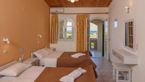 Habitación doble, balcón, vista al mar | Tabla de planchar con plancha, cunas gratuitas y wifi gratis