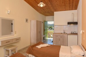 Chambre Double, balcon, vue mer | Fer et planche à repasser, lits bébé (gratuits), Wi-Fi gratuit