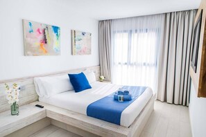 セーフティボックス (室内)、ノートパソコン用作業スペース、WiFi (無料)、ベッドシーツ