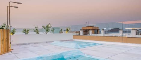 Bañera de hidromasaje al aire libre