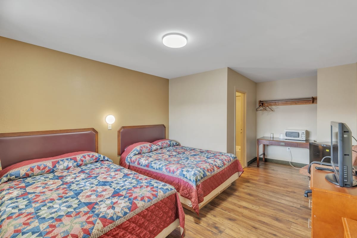 Basic Double Room | Desk, laptop workspace, blackout drapes, soundproofing