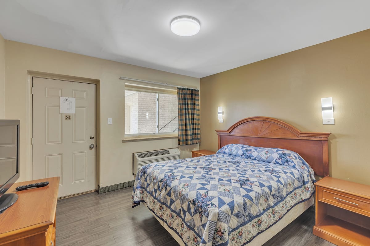 Kamar Bisnis | Meja kerja, ruang kerja ramah laptop, dan tirai kedap cahaya