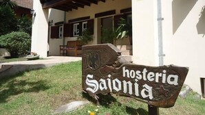A wooden sign with the text "hosteria Sajanida" indicating a guesthouse. - Hosteria Sajonia (Villa Gesell)