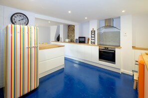 Fridge, microwave, oven, stovetop - Stunning, central & spacious town house (Brighton)