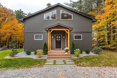 Modern Berkshires Cottage  🌲 Gas Stove, Large Deck & W/D + 7 mins to Otis Ridge